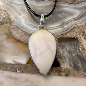 2191 Chic Cream Teardrop Pendant Necklace